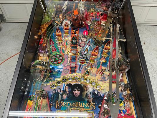 2003 Stern Lord Of The Rings Pinball Machine Image