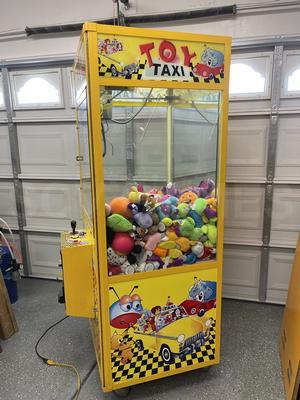 2006 Betson Enterprises Toy Taxi Claw Machine Image